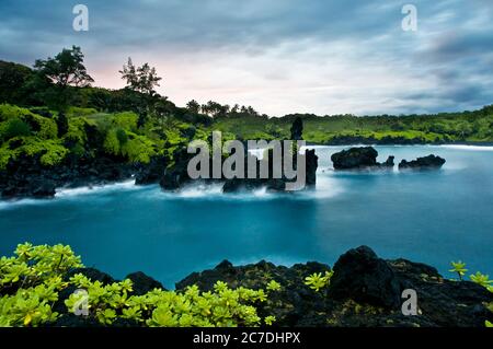 Wai'anapanapa State Park. Eine grüne Lage mit Meereshöhlen und vulkanischen Klippen. Hana Highway. Maui. Hawaii. Dies ist ein toller Zwischenstopp auf der Straße nach Hana. B Stockfoto