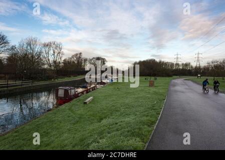 Waltham Town Lock am Fluss Lee am Rande des Lee Valley Country Park an der Grenze zwischen Essex und Hertfordshire in England, Großbritannien Stockfoto