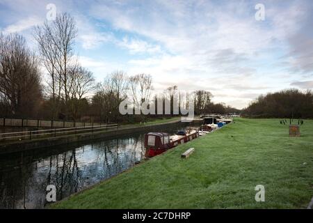 Waltham Town Lock am Fluss Lee am Rande des Lee Valley Country Park an der Grenze zwischen Essex und Hertfordshire in England, Großbritannien Stockfoto