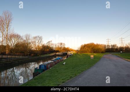 Waltham Town Lock am Fluss Lee am Rande des Lee Valley Country Park an der Grenze zwischen Essex und Hertfordshire in England, Großbritannien Stockfoto