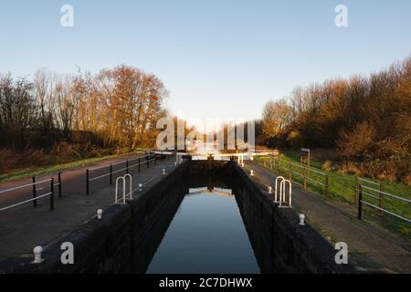 Waltham Town Lock am Fluss Lee am Rande des Lee Valley Country Park an der Grenze zwischen Essex und Hertfordshire in England, Großbritannien Stockfoto