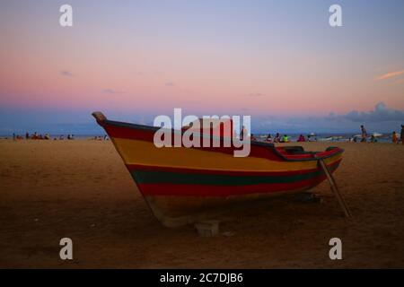 Traditionelle Holzboote am Strand bei Sonnenuntergang, Santa Maria, Sal Island Stockfoto