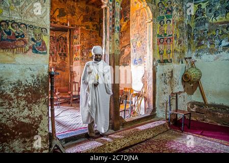 Orthodoxer Priester in Abreha We Atsbeha Felsengehauen Kirche mit mittelalterlichen Wandmalereien in der Nähe von Wukro, Misraqawi Zone, Tigray Region, Äthiopien Stockfoto