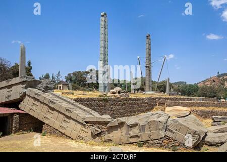 4. Jahrhundert König Ezana's Stela und gefallen und gebrochen Großen Stele im Northern Stelae Park in Axum / Aksum, Tigray Region, Äthiopien, Afrika Stockfoto