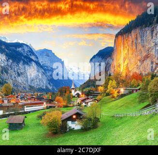 Faszinierende Herbstansicht des Lauterbrunnental mit herrlichem Staubbach Wasserfall und Schweizer Alpen bei Sonnenuntergang. Lage: Lauterbrunnen Dorf, Ber Stockfoto