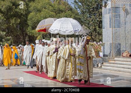 Orthodoxe Priester mit Sonnenschirmen während der Zeremonie Spaziergang um die Kirche unserer Lieben Frau Maria von Zion, Axum / Aksum, Tigray Region, Äthiopien, Afrika Stockfoto