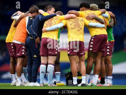 Die Spieler der Aston Villa treffen sich vor dem Premier League-Spiel im Goodison Park, Liverpool. Stockfoto