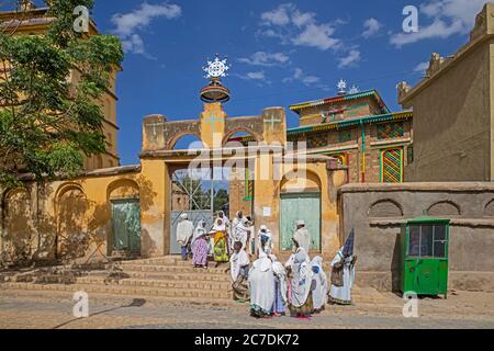 Die in Weiß gekleideten Kirchenbesucher verlassen die Arabtu Enssa Kirche / Arbatu Enssa Kirche in Axum / Aksum, Maekelay Zone, Tigray Region, Äthiopien Stockfoto