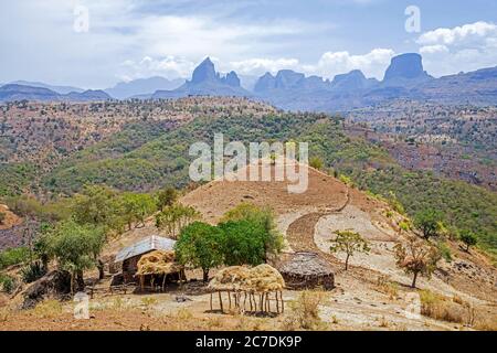 Kleiner Bauernhof und Blick auf die Semien Berge / Simien Berge, Teil der äthiopischen Hochland, Nord Gondar Zone, Amhara Region, Äthiopien, Afrika Stockfoto