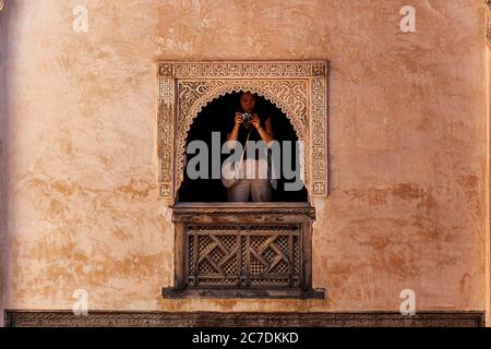 Junge asiatische Fotografin ein Bild von einem verzierten marokkanischen Balkon Fenster marokko Stockfoto