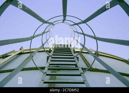 Aus der Sicht Aufnahme einer Metalltreppe, die einen hinaufführt Wassertank Stockfoto