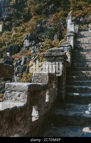 Vertikale Aufnahme von Steintreppen gehen den Hügel während Tagsüber Stockfoto