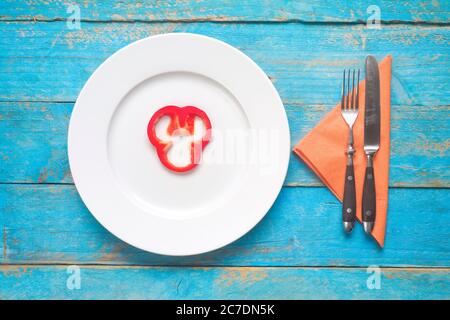 Scheibe Paprika auf einem Teller, Diät, gesunde Ernährung Konzept. Stockfoto