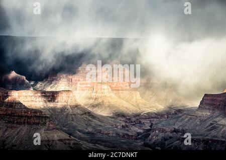 Wunderschöne Felsformationen des Grand Canyon, die in natürlichen Nebel gehüllt werden Und Nebel Stockfoto