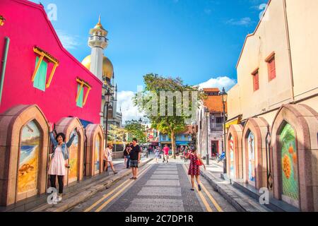 Touristen zu Fuß in den berühmten bunten Straßen von Sultan Masjid Moschee (Sultan), Kampong Glam, Singapur, Asien, PRADEEP SUBRAMANIAN Stockfoto