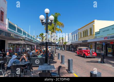 Cafés und Geschäfte auf der Emerson Street im Art-Deco-Viertel der Innenstadt von Napier, North Island, Neuseeland Stockfoto