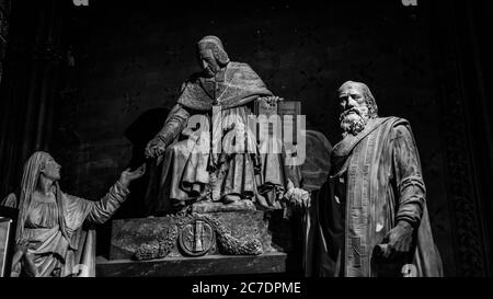 Graustufen-Aufnahme von Statuen religiöser Menschen in Notre Dame De Paris Stockfoto