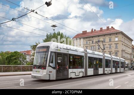 Graz, Österreich - Mai 28 2019: Straßenbahn der Linie 7 in der Innenstadt. Stockfoto