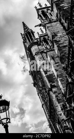 Vertikale Graustufen Low-Angle-Aufnahme der Notre Dame de Paris Stockfoto