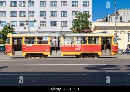 Jekaterinburg, Russland - Juli 16 2018: Alte Straßenbahn der Linie 26, die das Stadtzentrum abstellt. Stockfoto