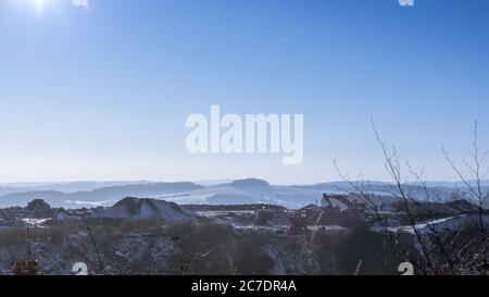 Schöne Panoramasicht auf eine Ausgrabungsstätte auf einem Berg Mit einem Bagger arbeiten Stockfoto