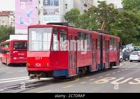 Belgrad, Serbien - Mai 24 2019: Rote Straßenbahn der Linie 2L im Stadtzentrum. Stockfoto