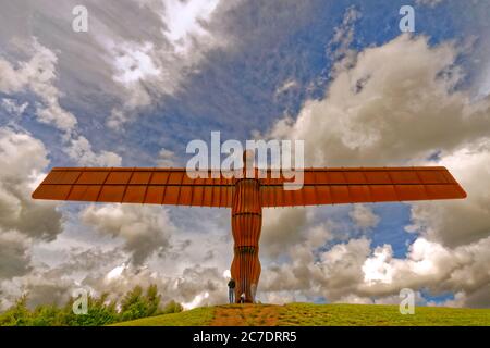 Die Statue des "Engels des Nordens", die Antony Gormley geschaffen hat und in Low Eighton, Gateshead, Tyne & Wear, England, liegt. Stockfoto