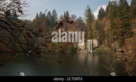Breite Aufnahme von schönen Wasserfall in einem Wald mit vielen bunten Tannen in Plitvicer Seen, Kroatien Stockfoto