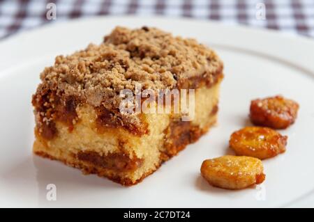 Bananenkuchen mit Raparura Honig. Traditionelles Dessert aus dem Nordosten Brasiliens Stockfoto