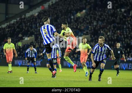 4. März 2020, Hillsborough, Sheffield, England; Emirates FA Cup FA Cup 5. Runde, Sheffield Mittwoch gegen Manchester City : Morgan Fox (3) von Sheffield Mittwoch löscht den Ball von Riyad Mahrez (26) von Manchester City Stockfoto