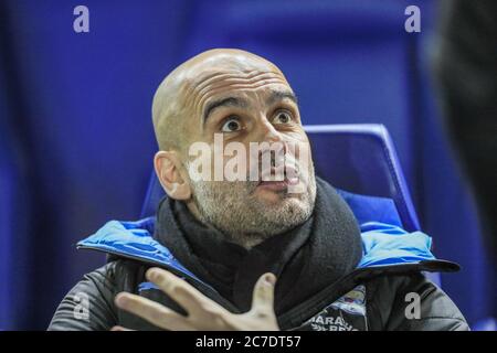4. März 2020, Hillsborough, Sheffield, England; Emirates FA Cup FA Cup 5. Runde, Sheffield Mittwoch gegen Manchester City : Pep Guardiola Manager von Manchester City chattet auf der Bank Stockfoto