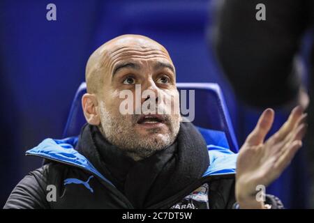 4. März 2020, Hillsborough, Sheffield, England; Emirates FA Cup FA Cup 5. Runde, Sheffield Mittwoch gegen Manchester City : Pep Guardiola Manager von Manchester City chattet auf der Bank Stockfoto