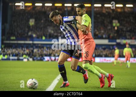 4. März 2020, Hillsborough, Sheffield, England; Emirates FA Cup FA Cup 5. Runde, Sheffield Mittwoch gegen Manchester City : Morgan Fox (3) von Sheffield Mittwoch hält vor Riyad Mahrez (26) von Manchester City Stockfoto