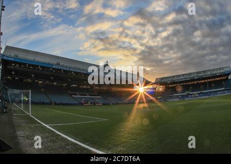 4. März 2020, Hillsborough, Sheffield, England; Emirates FA Cup FA Cup 5. Runde, Sheffield Mittwoch gegen Manchester City : die Sonne geht vor dem Anpfiff über Hillsborough unter Stockfoto