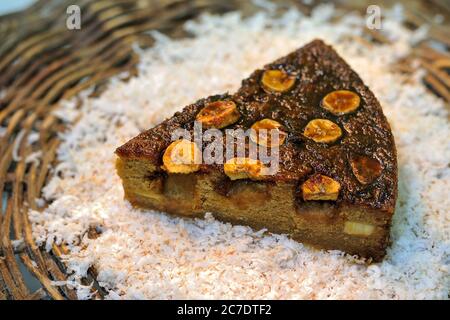 Essen. Bananenkuchen mit Kokosnussstücken und Rapadura-Honig. Traditionelle Delikatesse der nordöstlichen brasilianischen Küche Stockfoto