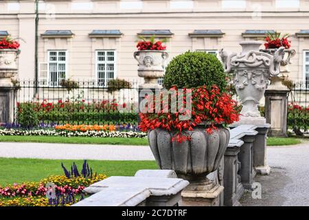 SALZBURG, ÖSTERREICH, EUROPA - 07. JULI 2020: Weltberühmter Salzburger Schlosspark Mirabell - Barockgarten im Stadtzentrum. Verschwommenes Ornament Stockfoto