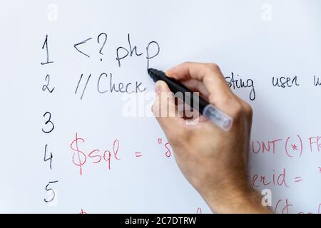 Programmierer Bildung und Web-Entwicklung - Hand mit Marker schreiben php Programmiercode auf Whiteboard Stockfoto