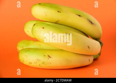 Nahaufnahme von saba-Bananen auf einer orangefarbenen Oberfläche Stockfoto