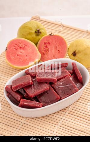 Hausgemachte Guava Marmelade. Einer der beliebtesten Desserts in Brasilien Stockfoto