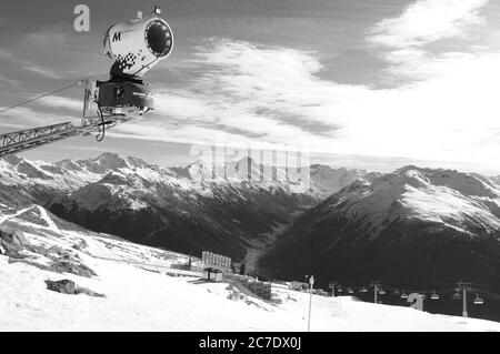 Davos Parsenn: Klimawandel: Wintersport dank Schneekanonen ist zwar schön und wirtschaftlich sinnvoll aber unökologisch Stockfoto