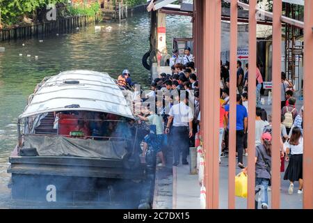 Bangkok-Thailand NOV 11 2018: Die Menschen machen eine Bootsfahrt am Saen Saep Kanal am Pratunam Pier für die Reise Stockfoto