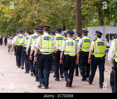 August 2019 - London, Großbritannien. Gruppe von Metropolitan Police Officers Polizeiarbeit in London. Stockfoto