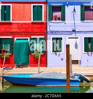 Häuser von lebendigen Farben durch Kanal in Burano in Venedig, Italien. Italienisches Stadtbild Stockfoto