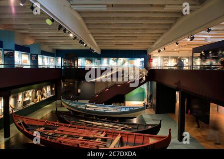 Walskelette und traditionelle Färöer Ruderboote in der Dauerausstellung des Nationalmuseums der Färöer-Inseln.Torshavn. Streymoy.Färöer-Inseln.Territorium von Dänemark Stockfoto