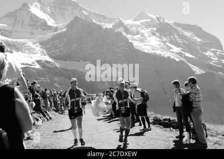 Tausender von Zuschauern und Marathonläufern auf der Kleinen Scheidegg bei der Jungfraujoch-Bahn Tausende von Menschen beim Jungfrau-Marathon Sport e Stockfoto