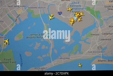 Flugverkehr über den internationalen Flughafen JFK (16. juli 2020, UTC 16.02) im Internet mit Flightradar 24-Standort während der Coronavirus-Pandemie Stockfoto