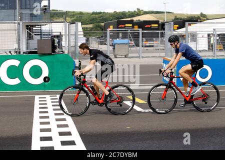 Hungaroring, Budapest, Ungarn. Juli 2020. F1 Grand Prix von Ungarn, Fahrer Ankunft und Streckenbesichtigung Tag; 8 Romain Grosjean FRA, Haas F1 Team fährt die Strecke auf einem Fahrrad in Budapest Ungarn Kredit: Action Plus Sport/Alamy Live News Stockfoto