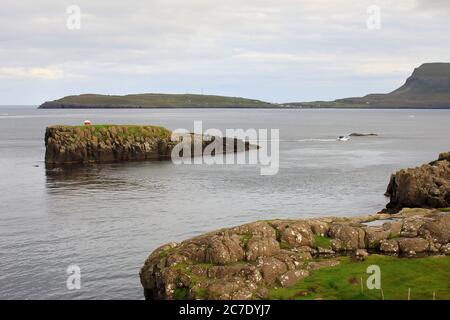 Hoyviksholmur Insel mit Leuchtturm und Nolsoy Insel in der Ferne.Torshavn. Streymoy.Färöer-Inseln.Territorium von Dänemark Stockfoto