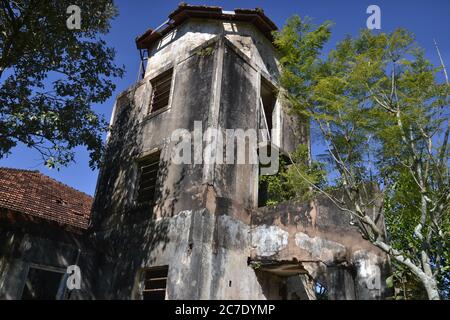 Turm. Verlassene Hotelturm im Inneren von Brasilien, mit Vegetation und Dach, alten Wasserbehälter, Brasilien, Südamerika, Bottom-up-Ansicht, Mit blauem Himmel Stockfoto