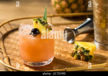 Hausgemachter Mai Tai Cocktail mit Ananas und Orgeat Stockfoto